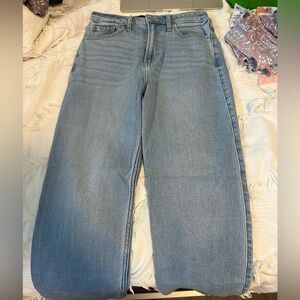 Hollister Ultra High-Rise Vintage Straight Jeans. Size 1R waist 25. Light denim.
